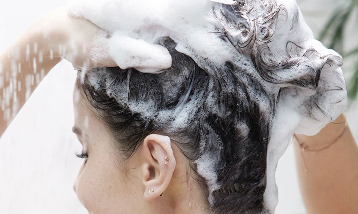 Acude al champú de la gama Elvive de L’Oréal Paris que más de ajuste a ti y realiza con él un masaje capilar en profundidad. ¡Doble beneficio para ti y para tu pelo!
